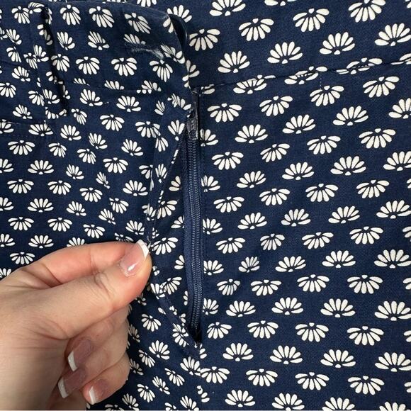 Talbots NWT Women’s Perfect Skimmers Slim Fit Crop Capri Pant in Navy Floral 8 - Picture 9 of 10